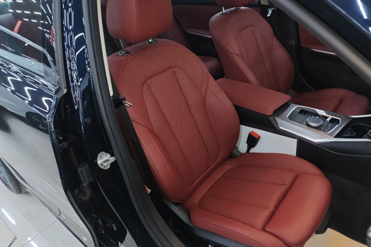 宝马3系 2025款 330Li M运动曜夜套装局部细节41