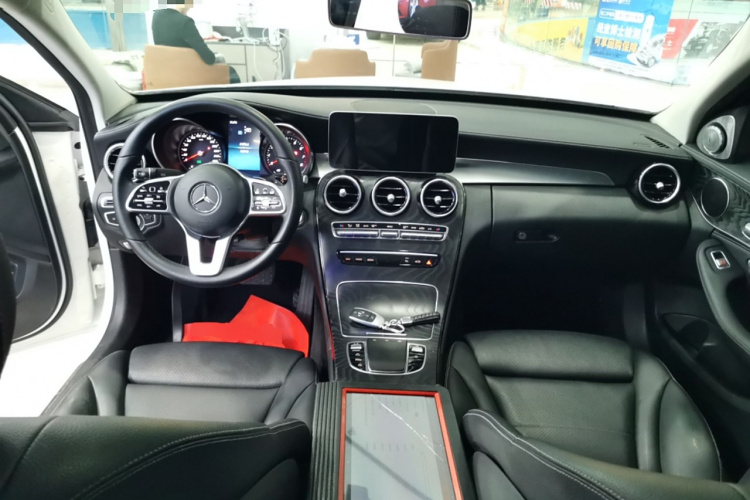 奔驰C级 2019款 C 180 L 时尚型运动版中控内饰12