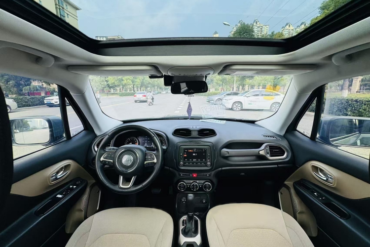 Jeep 自由侠 2016款 2.0L 自动四驱75周年致敬版中控内饰7005