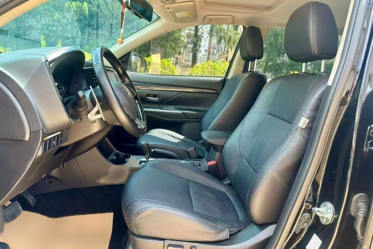 三菱 欧蓝德 2016款 2.4L 四驱豪华版 7座中控内饰7004