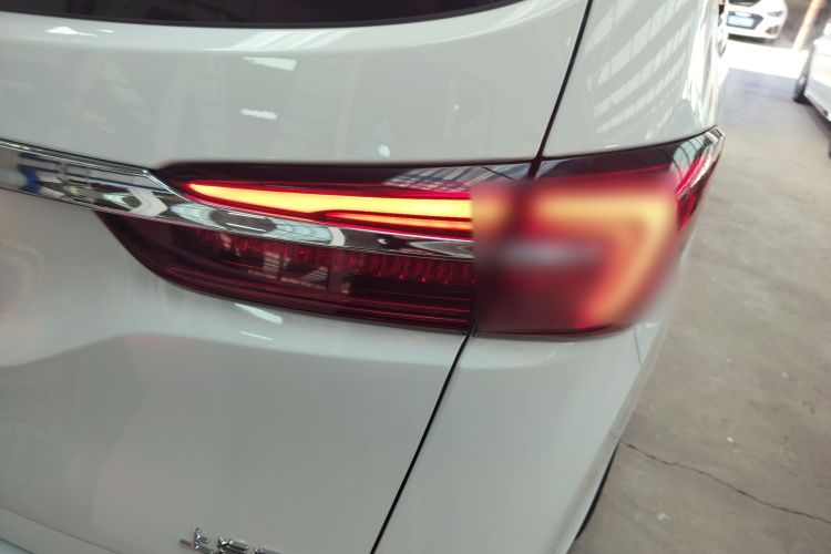 别克GL8 2023款 改款 陆上公务舱 豪华型车身外观9