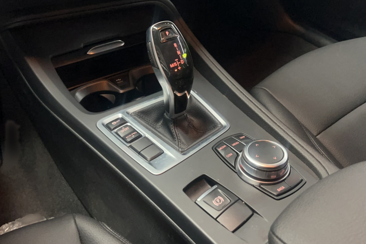 宝马1系 2023款 120i M运动版中控内饰7004