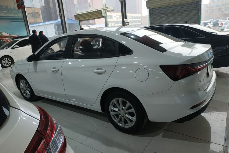 荣威i5 2023款 1.5L 手动舒享版车身外观4