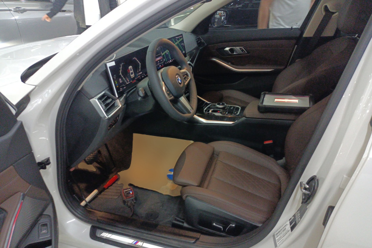 宝马3系 2024款 325Li M运动套装中控内饰19