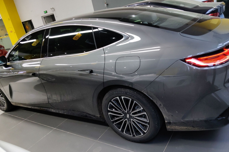 吉利银河 银河星耀8 2025款 130km EM-i 尊享版车身外观4