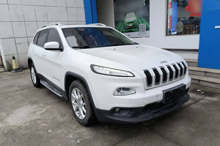 Jeep 自由光 2016款 2.0L 优越版车身外观3