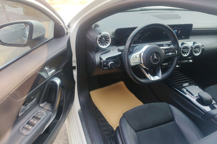 奔驰A级 2022款 A 200 L 运动轿车时尚型中控内饰7002