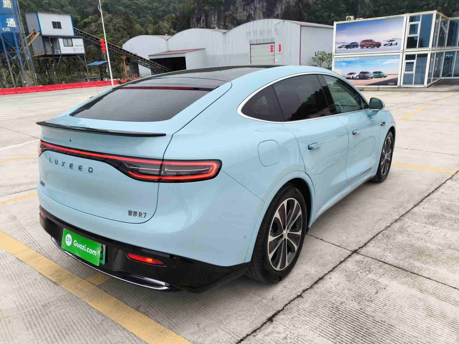车辆右后45度外观展示