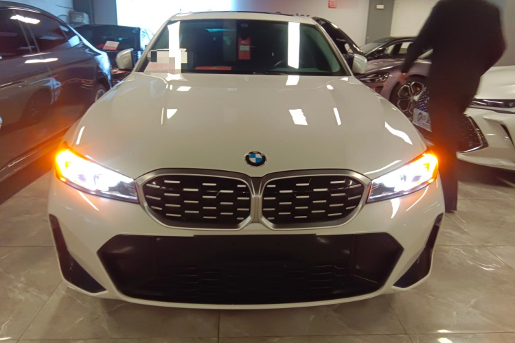 宝马3系 2023款 325Li M运动套装车身外观2