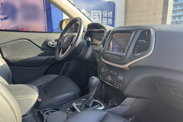 Jeep 自由光 2016款 2.0L 优越版中控内饰7003