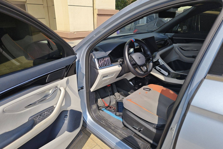 比亚迪 宋PLUS新能源 2024款 荣耀版 DM-i 110km 旗舰型中控内饰20