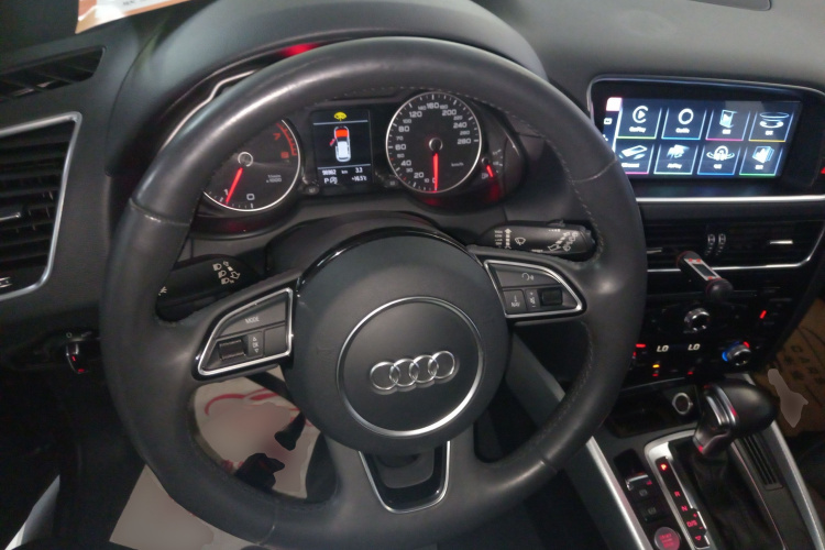 奥迪Q5 2017款 Plus 40 TFSI 技术型中控内饰13