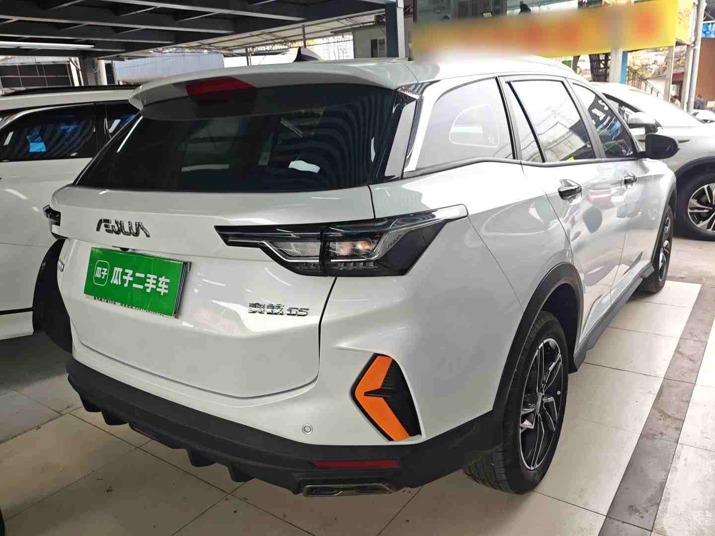 车辆右后45度外观展示