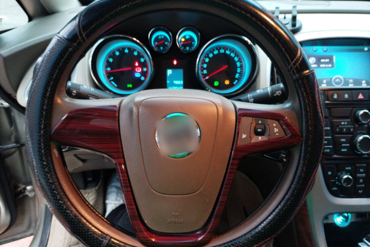 别克 英朗 2013款 GT 1.6L 自动时尚版中控内饰13