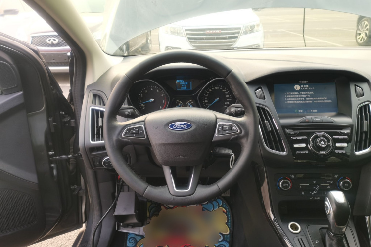 福特 福克斯 2015款 三厢 1.6L 自动风尚型中控内饰13