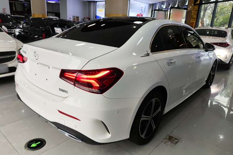 奔驰A级 2022款 改款三 A 200 L 运动轿车时尚型车身外观6005