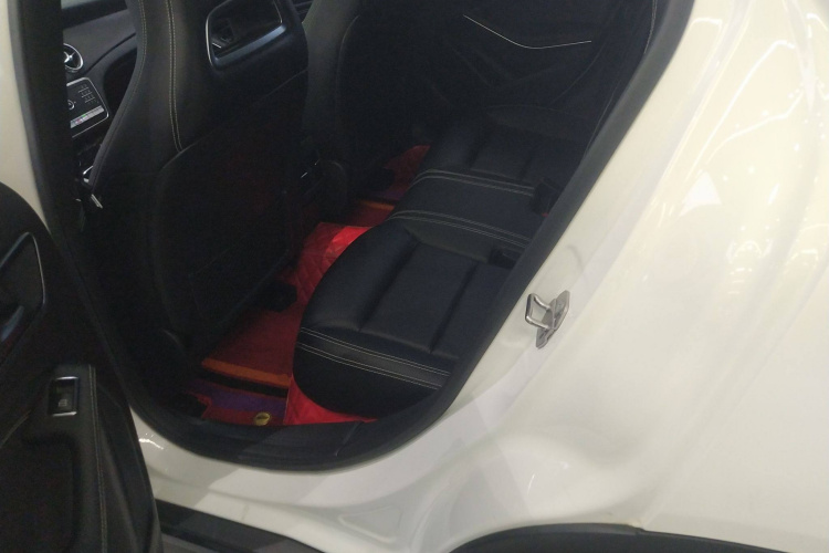 奔驰GLA 2018款 GLA 220 4MATIC 运动型中控内饰21