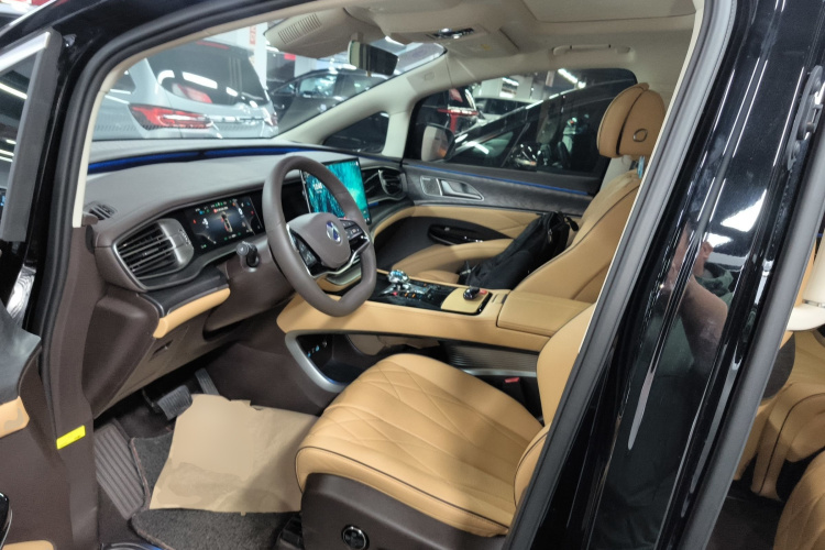 腾势D9 2024款 DM-i 980 四驱尊贵型中控内饰19