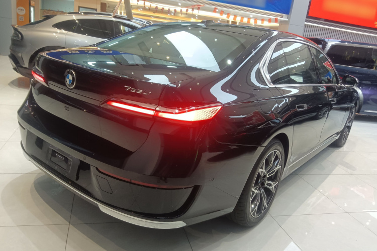 宝马7系 2023款 735Li 豪华套装车身外观7
