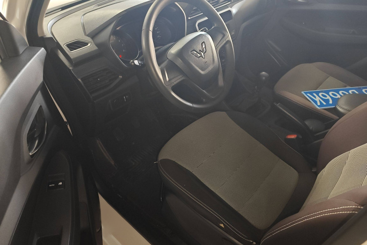 五菱汽车 五菱宏光 2019款 1.5L S基本型国VI LAR中控内饰7002