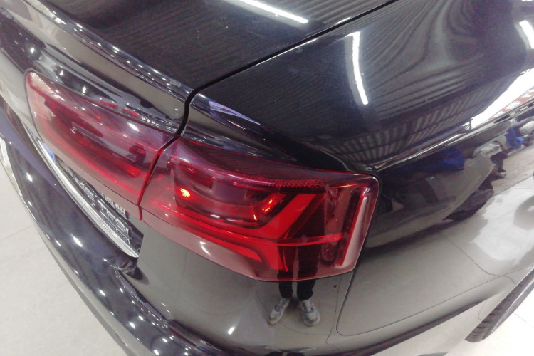 奥迪A6L 2018款 30周年年型 45 TFSI quattro 运动型车身外观9