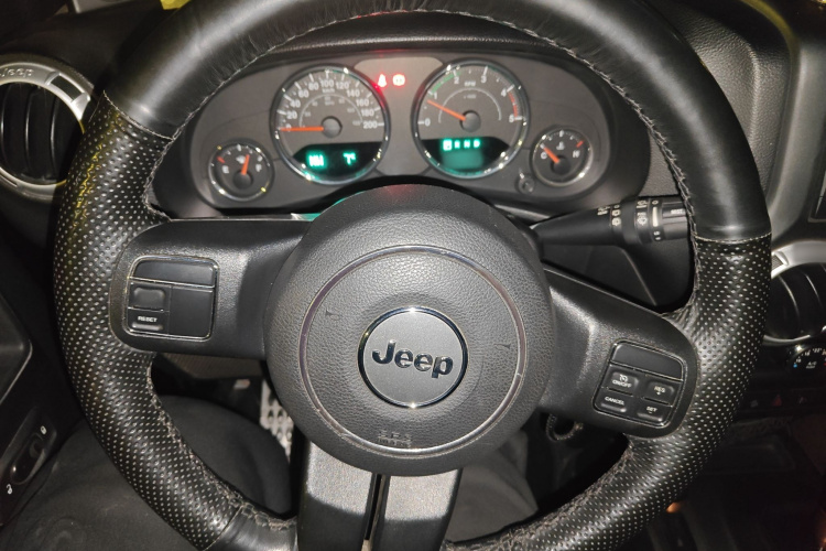Jeep 牧马人 2014款 2.8TD Sahara 四门版中控内饰13