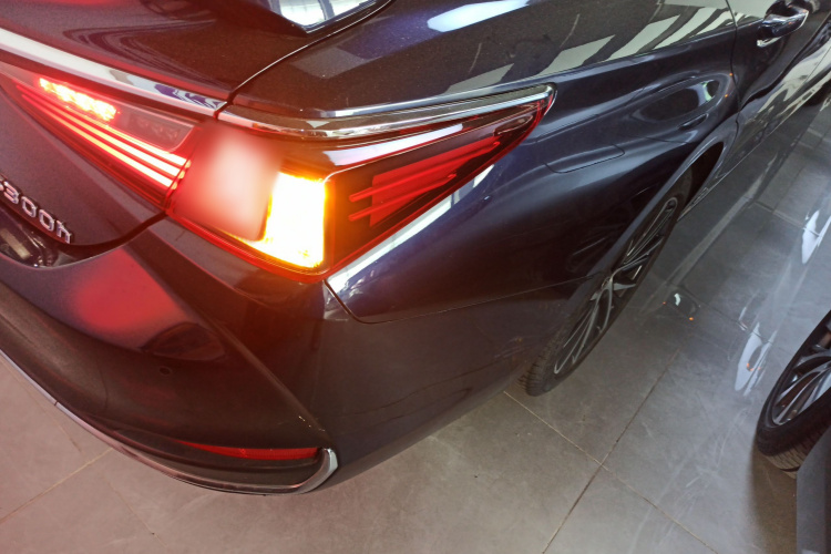 雷克萨斯ES 2021款 300h 臻享版车身外观9