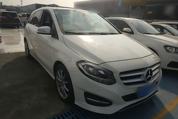奔驰B级 2015款 B 200 动感型车身外观3