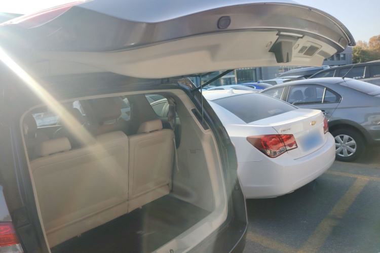 别克GL8 2014款 3.0L XT豪华商务旗舰版机舱底盘23