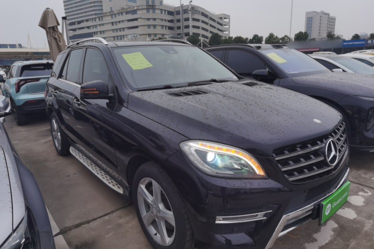 奔驰M级 2014款 ML 400 4MATIC动感型车身外观3