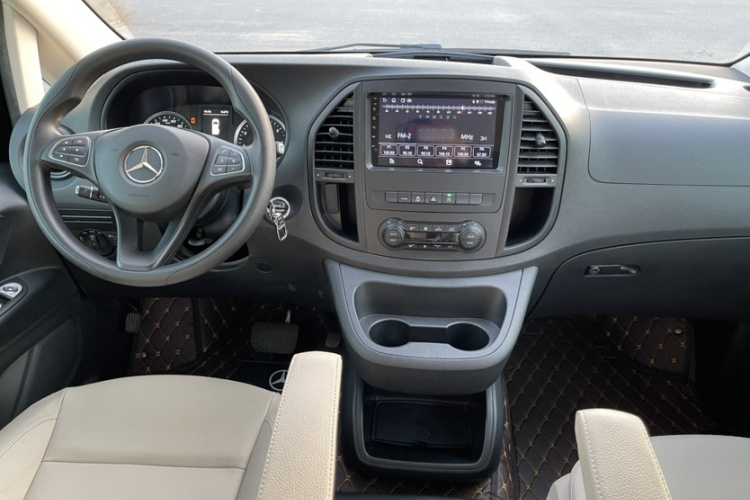 奔驰 威霆 2020款 2.0T 精英版 9座中控内饰7001