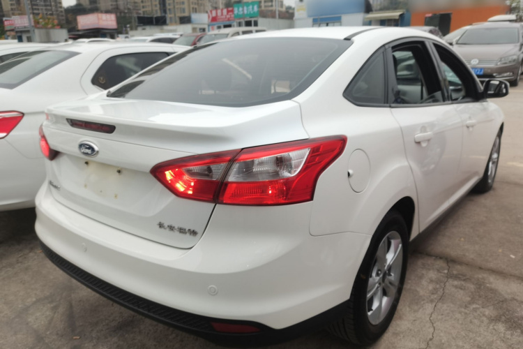 福特 福克斯 2012款 三厢 1.6L 自动风尚型车身外观7