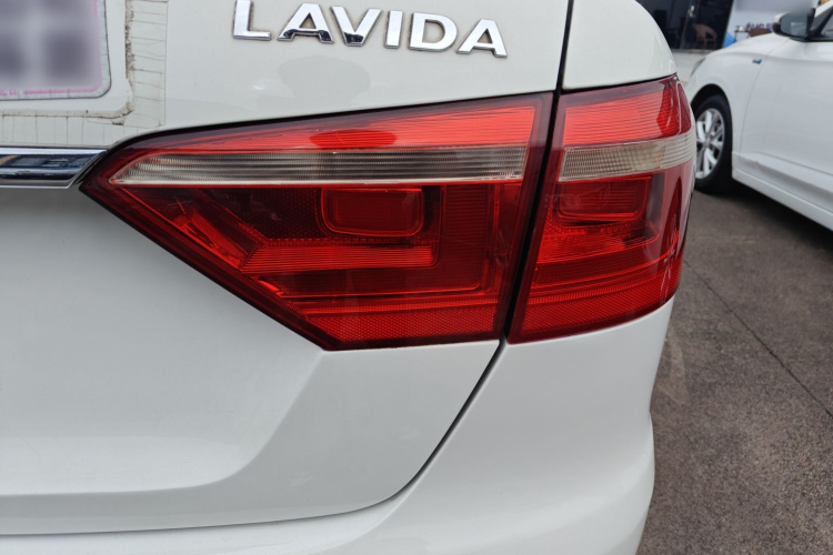 大众 朗逸 2013款 改款经典 1.6L 自动风尚版车身外观9