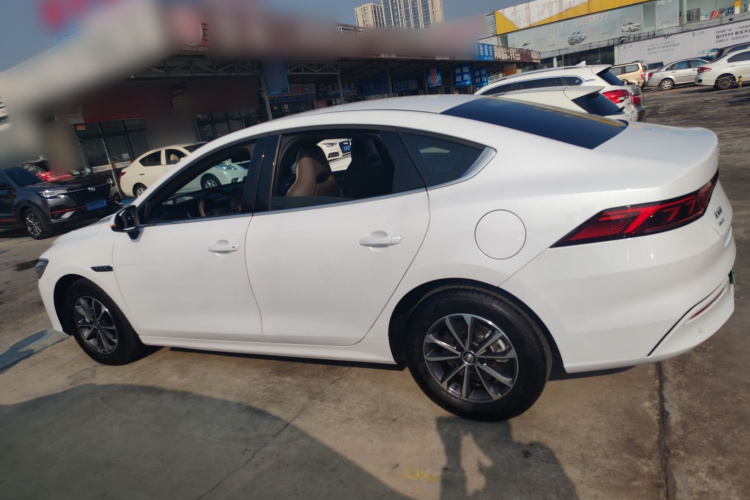 比亚迪 秦PLUS 2024款 荣耀版 DM-i 55KM领先型车身外观4