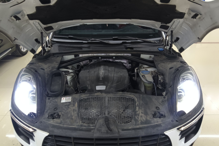 保时捷 2017款  Macan 2.0T机舱底盘24