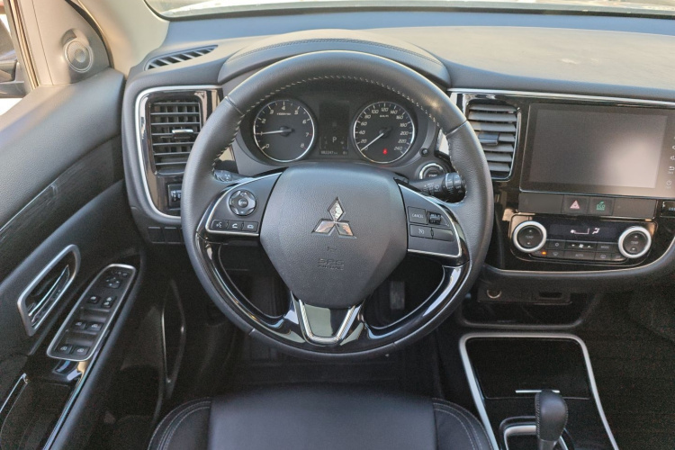 三菱 欧蓝德 2019款 2.0L 两驱畅享版 7座 国VI中控内饰13