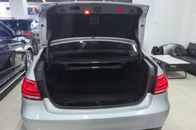 奔驰E级 2014款 改款 E 300 L机舱底盘23