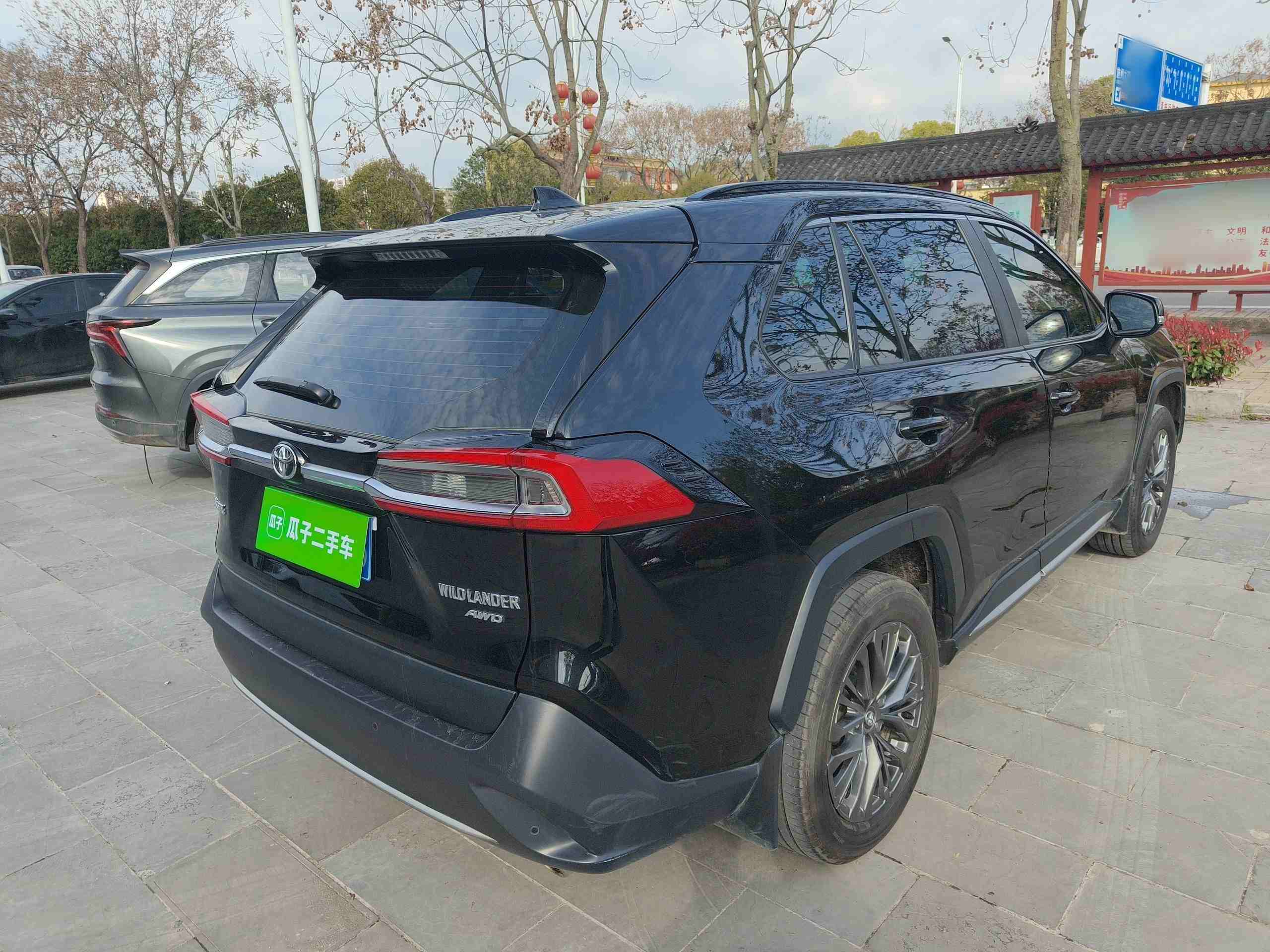 车辆右后45度外观展示
