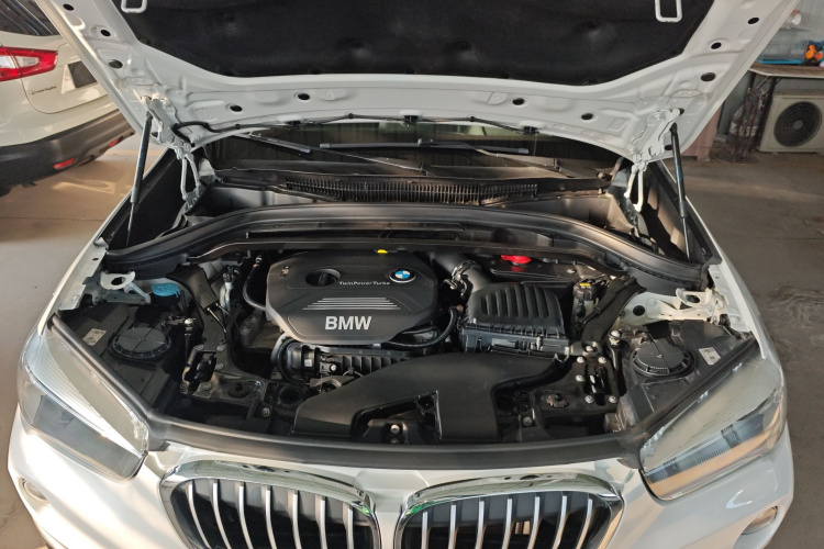 宝马X1 2016款 sDrive18Li 时尚型机舱底盘24