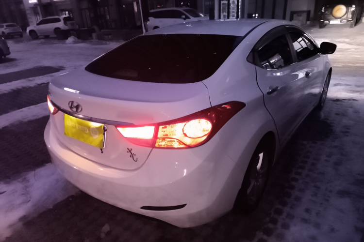 现代 朗动 2012款 1.6L 自动尊贵型车身外观7