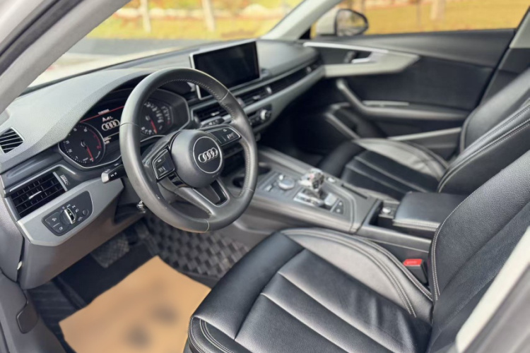 奥迪A4L 2018款 30周年年型 40 TFSI 进取型中控内饰7002