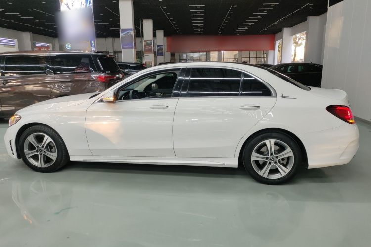 奔驰C级 2019款 C 260 L 运动版车身外观4