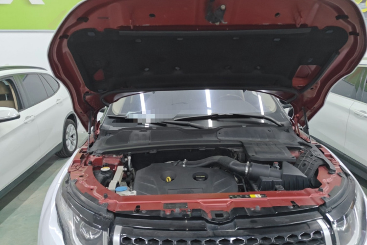 路虎 揽胜极光 2016款 2.0T SE PLUS 智享版机舱底盘24