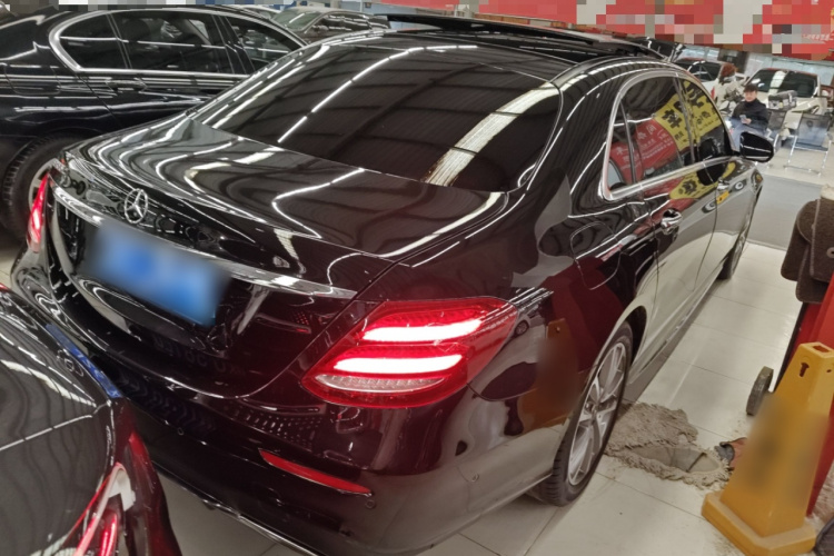 奔驰E级 2019款 E 300 L 运动豪华型车身外观7