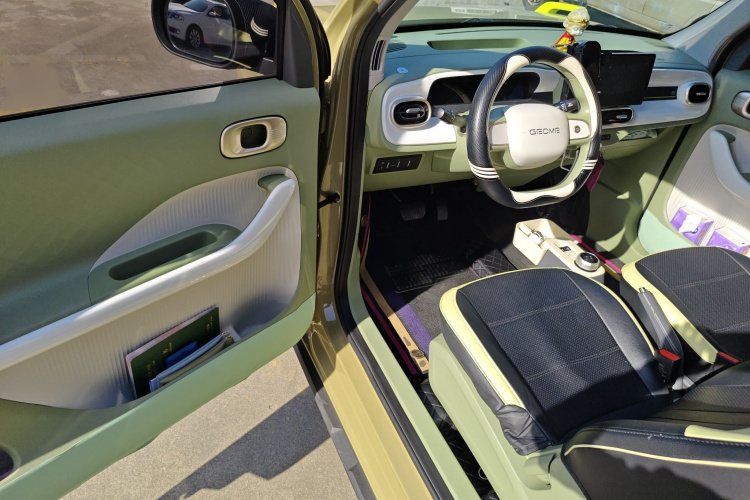 吉利银河 2025款 210km 熊猫骑士中控内饰7003