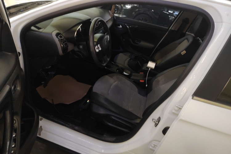 雪铁龙C3-XR 2019款 230THP DCT越领版中控内饰19