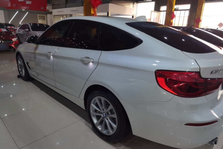 宝马3系GT 2017款 320i 时尚型车身外观4