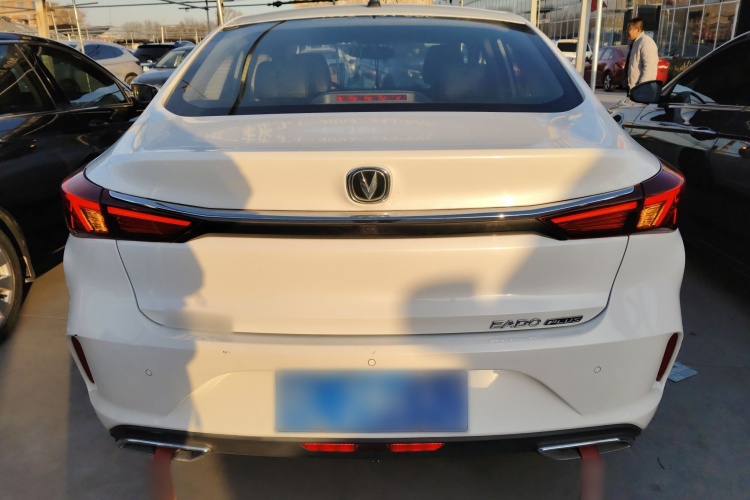 长安 逸动 2020款 PLUS 1.6L GDI 手动豪华型车身外观6