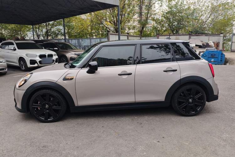 MINI 2023款 2.0T COOPER S 艺术家 五门版车身外观4