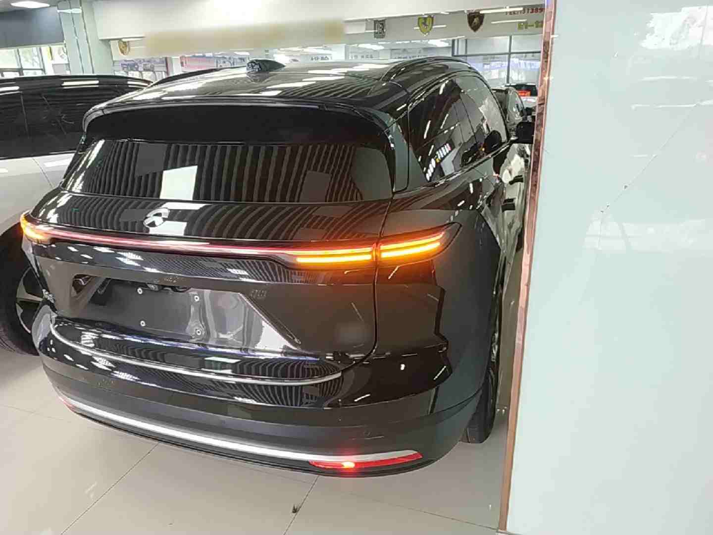 车辆右后45度外观展示